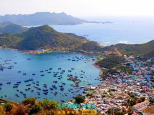 Toàn cảnh Cảng Cam Ranh Khánh Hòa từ trên cao với mặt nước xanh biếc và núi non hùng vĩ