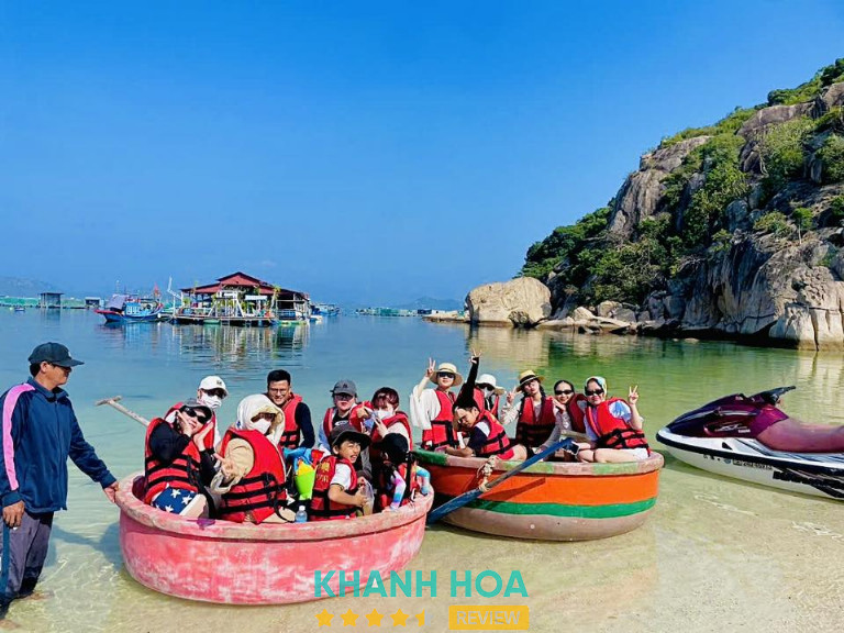 Du khách khám phá đảo Bình Ba Cam Ranh