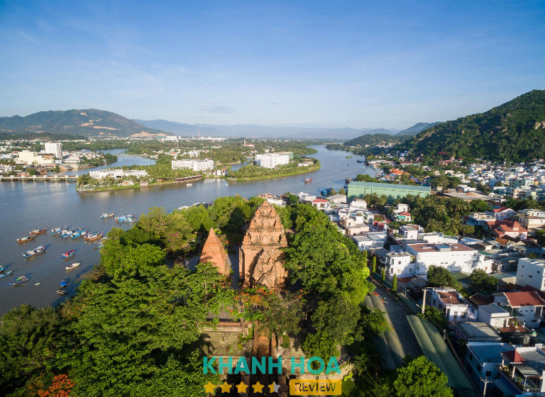 Góc nhìn từ đỉnh đồi Cù Lao Tháp Bà hướng ra cầu Xóm Bóng và sông Cái Nha Trang