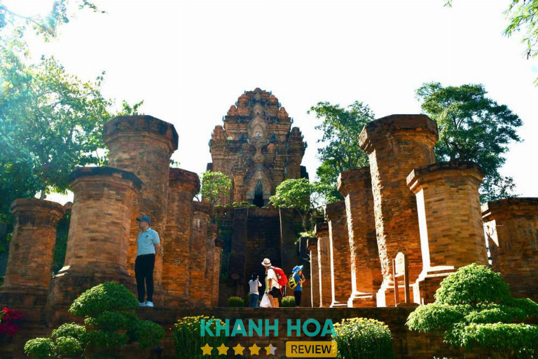 Những hàng cột gạch cổ kính tại khu Tiền đình Mandapa Tháp Bà Ponagar
