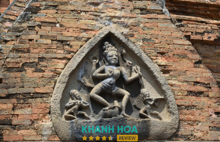 Kiến trúc tinh xảo và phù điêu đá trên cửa Tháp Chính di tích Ponagar