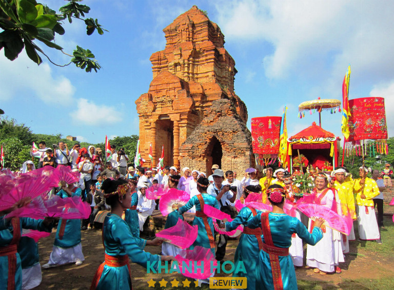 Không khí nhộn nhịp và màu sắc tâm linh tại Lễ hội Tháp Bà Ponagar Nha Trang