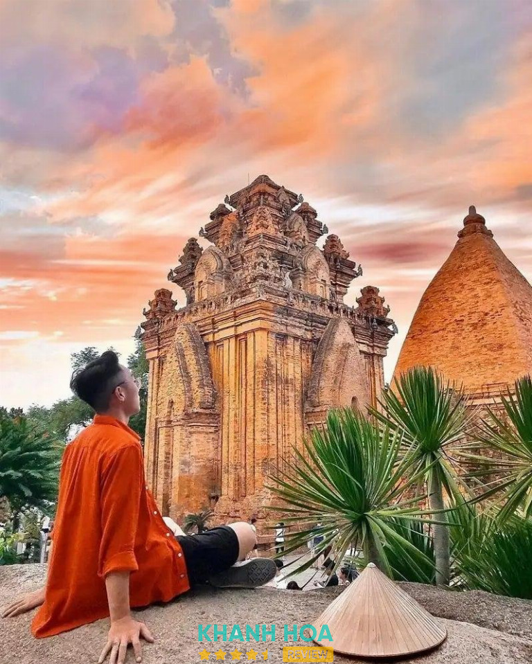 Khách du lịch tham quan và trải nghiệm văn hóa tại khu di tích Tháp Bà