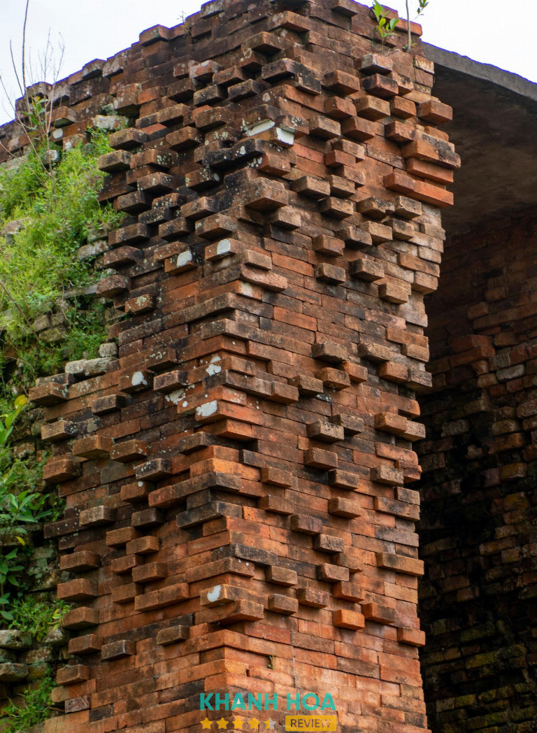 Hàng ngàn viên gạch được xếp chồng lên nhau tạo nên Tháp Bà Ponagar