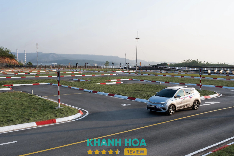Cơ sở vật chất và xe tập lái đầy đủ