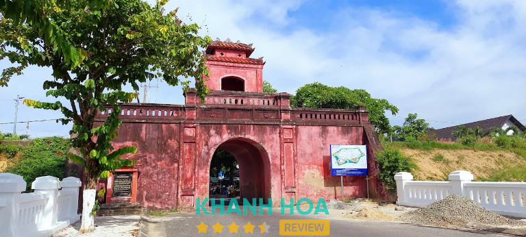 Cổng Đông Thành cổ Diên Khánh kiến trúc mái cong lợp ngói âm dương