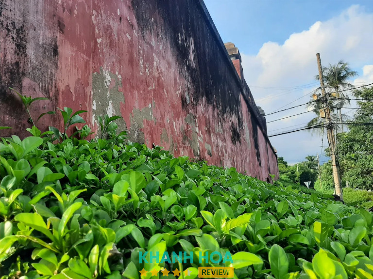 Tường thành cổ Diên Khánh phủ rêu xanh cổ kính