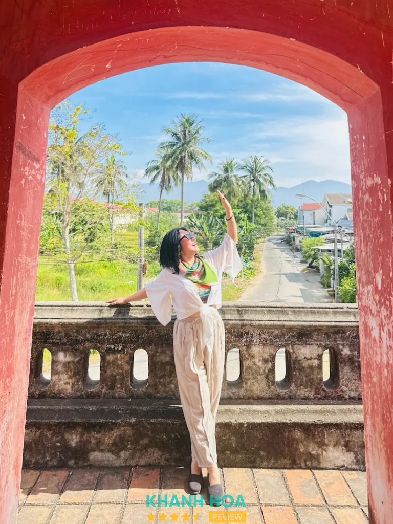 Checkin ở lan can cổng thành