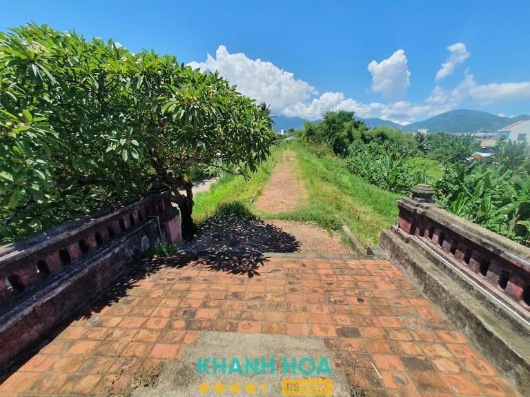 Đường lát gạch đỏ trên thành cổ Diên Khánh