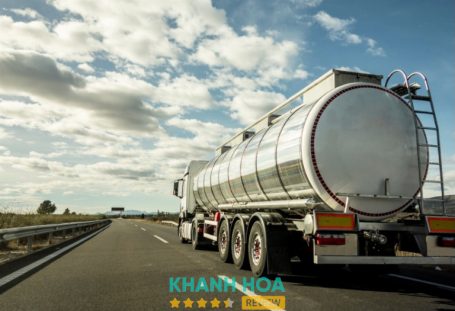 Mủ cao su nguyên liệu thường qua nhiều chặng vận chuyển trước khi đến nhà máy chế biến