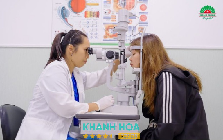 Bác sĩ sử dụng các thiết bị chẩn đoán công nghệ cao để soi chiếu bề mặt giác mạc, giúp phát hiện sớm các tổn thương và đưa ra hướng xử lý kịp thời.