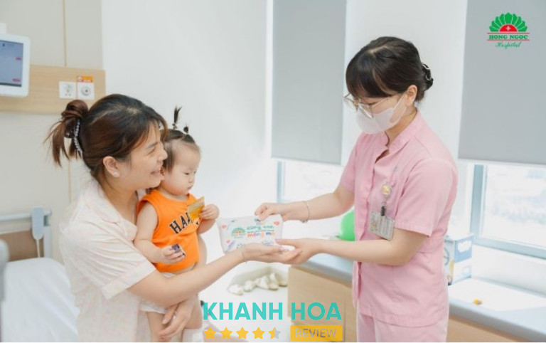 Sự ân cần, thân thiện của các bác sĩ giúp các em nhỏ gạt bỏ tâm lý sợ hãi bệnh viện và ngoan ngoãn hợp tác trong suốt quá trình đo khám.
